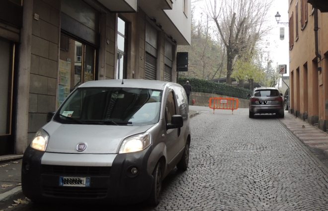 L'auto arriva da Asti, guardate la targa: ma non sanno leggere i cartelli?