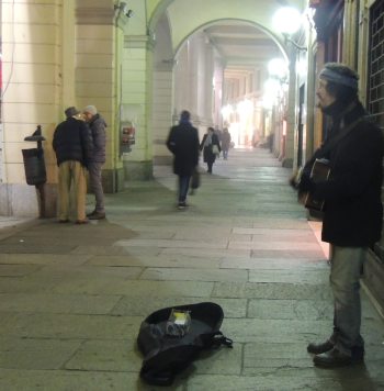 Natale 2015: un artista di strada canta a nesuno