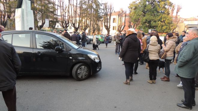 Le auto passano durante il sit in. Il traffico non é stato bloccato,perché?