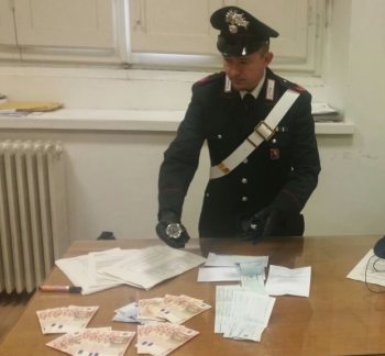 I soldi, gli assegni e finti gioielli