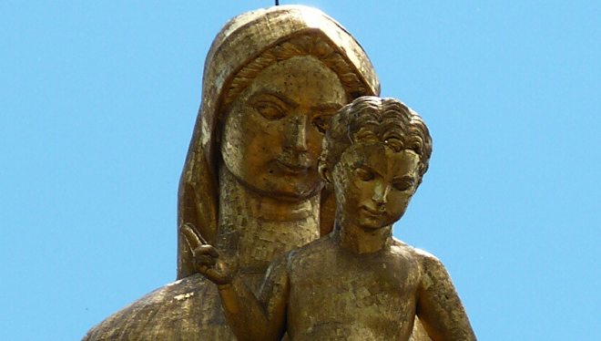 Nel dettaglio si vede bene quanto sia rovinata la statua