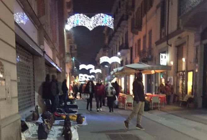 Venditori abusivi in via Roma