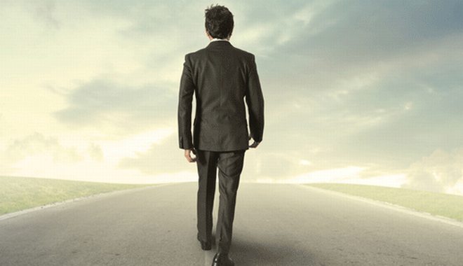 uomo cammina a piedi asfalto - L