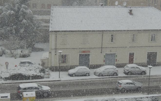 Nevica, le auto già cariche di neve a passo d'uomo
