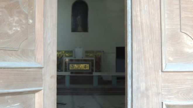 la ex chiesa. la porta é aperta e si può entrare facilmente