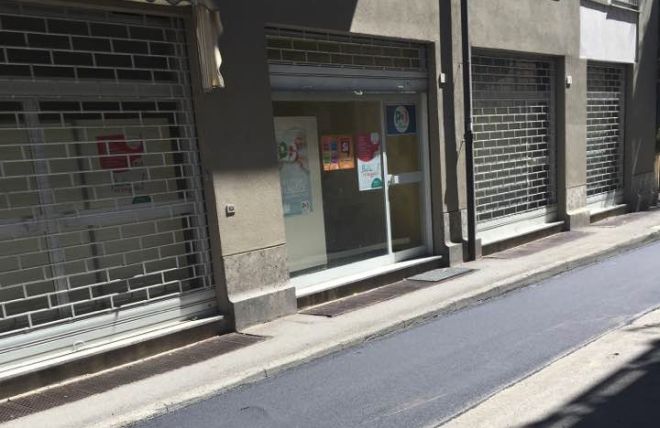 Davanti alla sede del PD