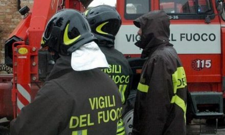 Incendio in una palazzina a Sanremo, due donne intossicate dal fumo, portate in ospedale