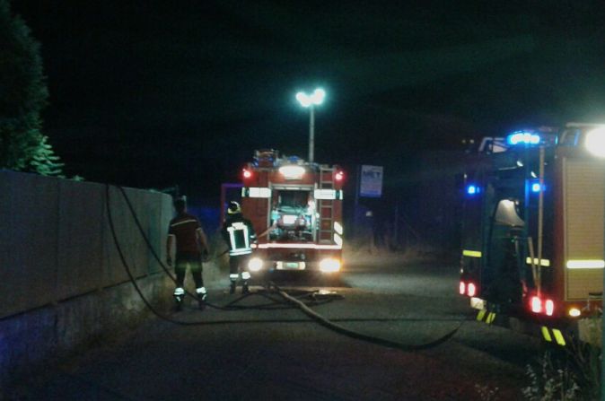 I vigili del Fuoco mentre spengono l'incendio