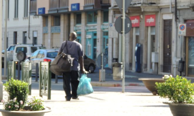 vu comprà marocchino abusivo venditore