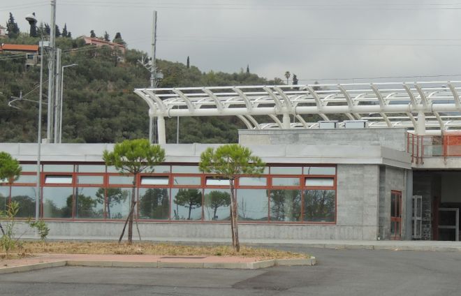 La sala d'aspetto all'esterno