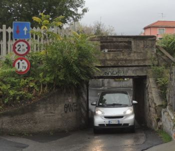 Questo sottopasso, escluso il guado sul fiume, è l'unica strada diretta che collega la nuova stazione di Diano al centro. Se non si allarga i bus non possono passare e il collegamento con mezzi pubblici non può essere effettuato