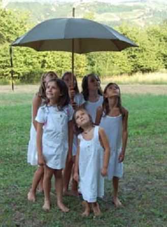 Alcune bambine dell'Agriteatro che recitano