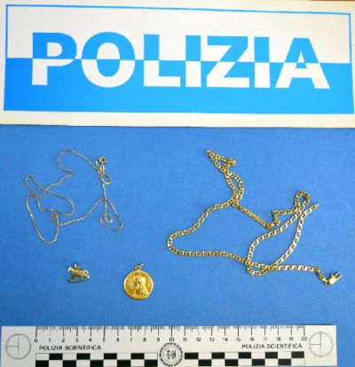 Gli oggetti raffigurati sono sequestrati e da accertarne la provenienza.