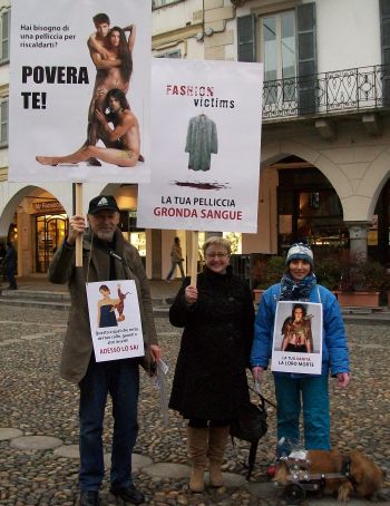 Paola Re, Ivana Giganti, Bruno Stivevic della LAV di Alessandria ed Ettore, il loro cagnolino.