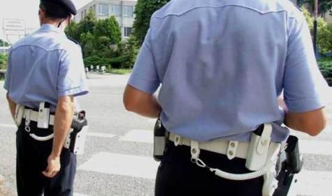 Vigili Urbani bloccano ladro - G