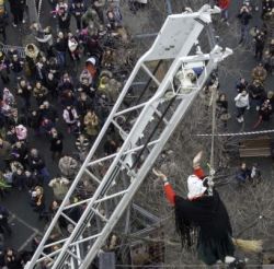 befana 2013 discesa tra la gente - I jpg