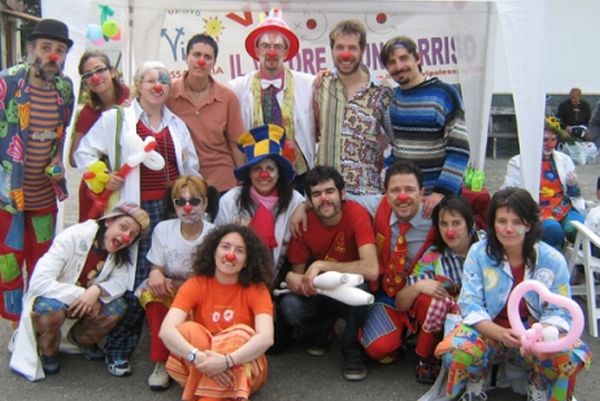 Un gruppo di clown di Viviamo in Positivo