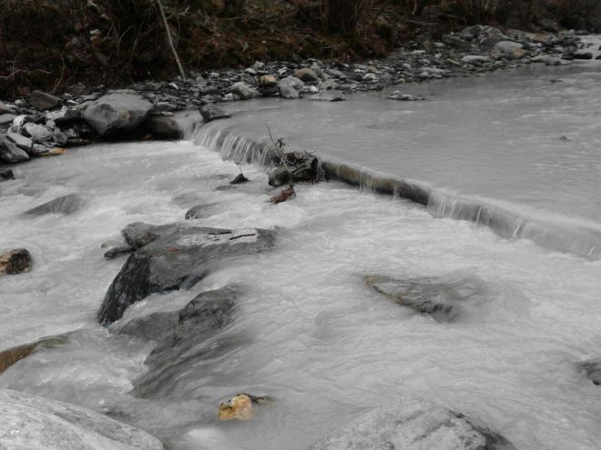 Buttato cemento nel fiume nella zona in cui si sta costruendo il Terzo Valico