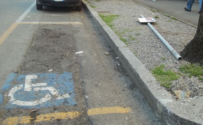 A Tortona divelto il palo dei disabili in via Emilia, vandali?