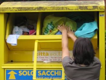 Marocchino e italiana rubano abiti usati dal bidone, denunciati dai Carabinieri