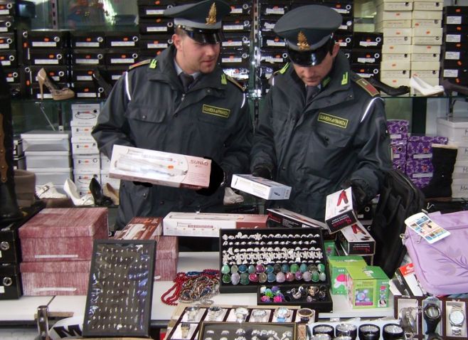 In un megastore cinese di Tortona la Finanza sequestra 40 mila prodotti non a norma per 150 mila euro