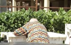 Strana Pasqua a Tortona: un turista cammina solitario, un uomo che fruga nei rifiuti e una donna…..