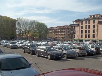 Arriva il Luna park in piazza Allende, spariscono i parcheggi a Tortona