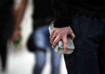 Prende a sassate il vicino di casa che incontra per strada, denunciato un valenzano