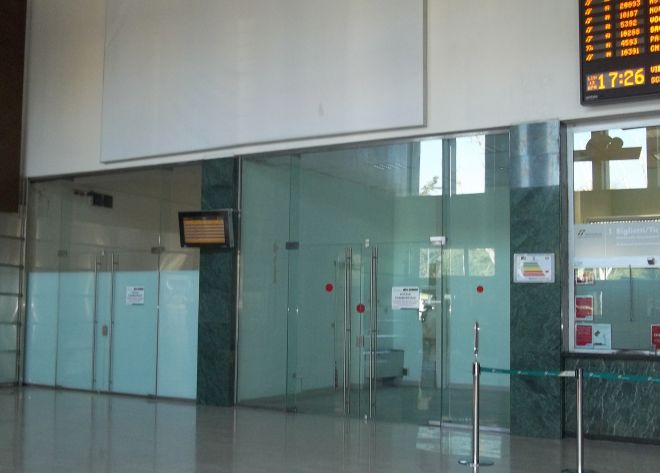 Ha chiuso anche l’edicola, la stazione di Alessandria desolatamente vuota con negozi tutti sfitti