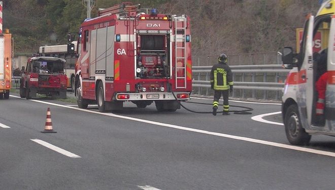 Vola giù dalla scarpata col camion sulla “Bretella” dell’A/26 ed esce miracolosamente illeso