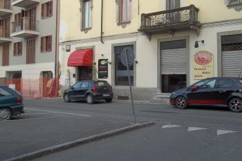 Tortona, meno parcheggi in piazza Tito Speri nei pressi del mercato: “Non c’è lo spazio di legge”
