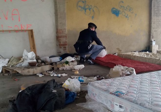 Un accusato di omicidio e un ladro tra i “bivaccatori” di Tortona. Le immagini del dormitorio