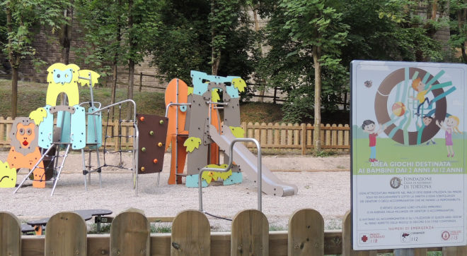 Anche Tortona costretta a chiudere le aree gioco per bimbi ma qualcuno protesta…