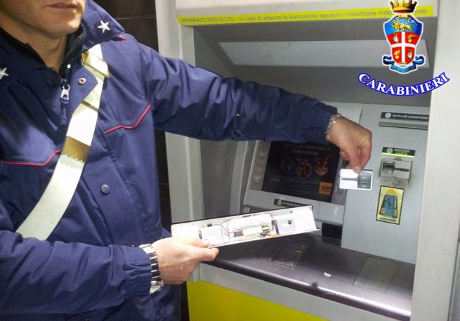 Ladri prendono di mira i bancomat delle Poste in via Galvani e via Cavour