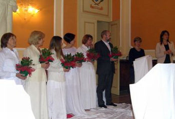 Le ragazze salesi sul palco per ricordare i momenti tristi della prima guerra mondiale