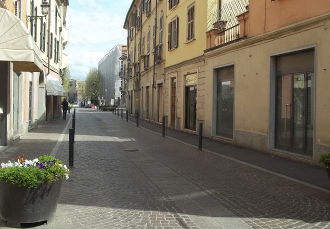 Via Emilia nord allo sbando: un negozio su tre sfitto. Il declino di una città che non sa rinnovarsi