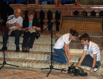 Due nonni e due nipoti hanno invaso la chiesa di Sale con lettere, scarponi e cose vecchie