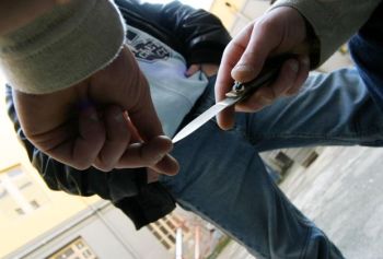 Due stranieri si accoltellano in pieno giorno nel centro di Valenza