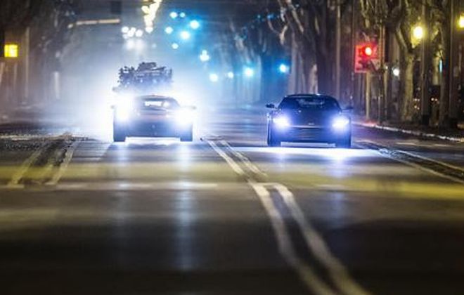 Cerca di appartarsi con la ragazza alla periferia di Tortona e sventa un furto ad opera dei nomadi