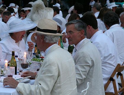 A Novi grande successo della cena in piazza nella piazza della collegiata