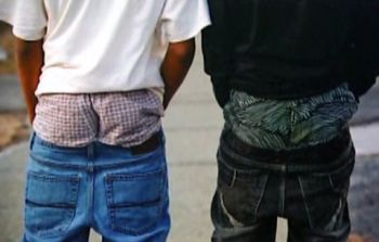 Tortona, si abbassa i pantaloni mostra il sedere agli automobilisti mentre urina vicino ai Vigili