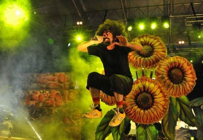 Spettacolare Caparezza a Tortona, richiama in piazza oltre 2 mila persone per una serata unica