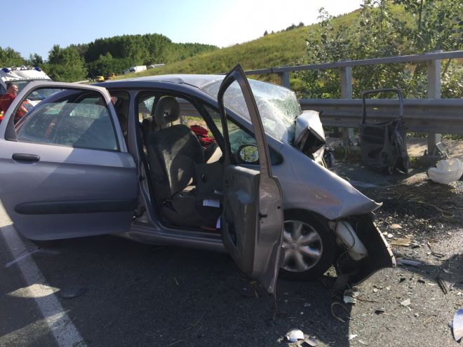Valenza, 4 giovani feriti in un incidente stradale, due gravi. Le immagini