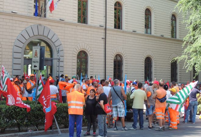 Circa 700 lavoratori del Gruppo Gavio in corteo da Bardone per la difesa del lavoro. Le immagini