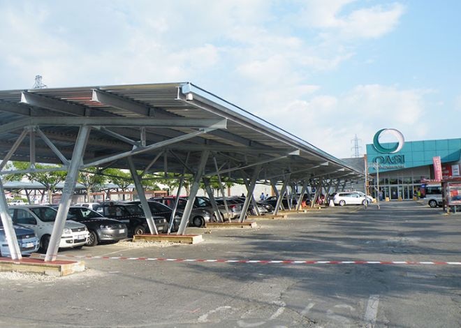 Pensionata tortonese derubata della borsetta nel parcheggio con un trucco. Insegue i ladri e si rompe la mano