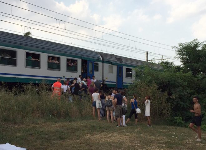Tortona, stazione in tilt per 2 ore, 800 persone bloccate sui treni, malori e svenimenti in un pomeriggio da cani