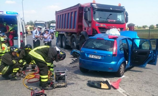 Quattro suore e un parroco coinvolti e feriti in un incidente stradale ad Alessandria