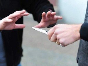 Piovera, un festino con droga e alcol finisce con le avances alla fidanzata dell’amico e relativo accoltellamento fra due torinesi