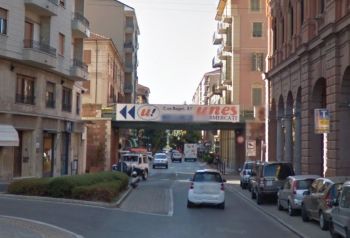 Acqui Terme, cade un cornicione nella centralissima corso Bagni