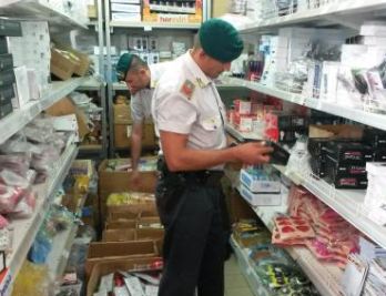 La Guardia di Finanza di Alessandria sequestra 1.500 oggetti pericolosi in un negozio cinese
